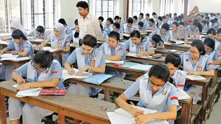 বাংলাদেশের শিক্ষার্থীরা এইচএসসি পরীক্ষার জন্য প্রস্তুতি নিচ্ছে. Channel i News - চ্যানেল আই নিউজ