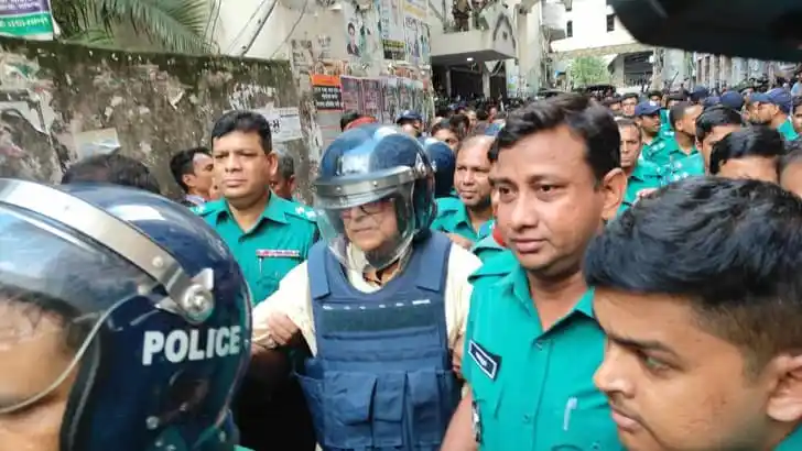 বিচারপ্রক্রিয়ার সময় রাশেদ খান মেননকে আদালত প্রাঙ্গণে দেখা যাচ্ছে. Channel i News - চ্যানেল আই নিউজ