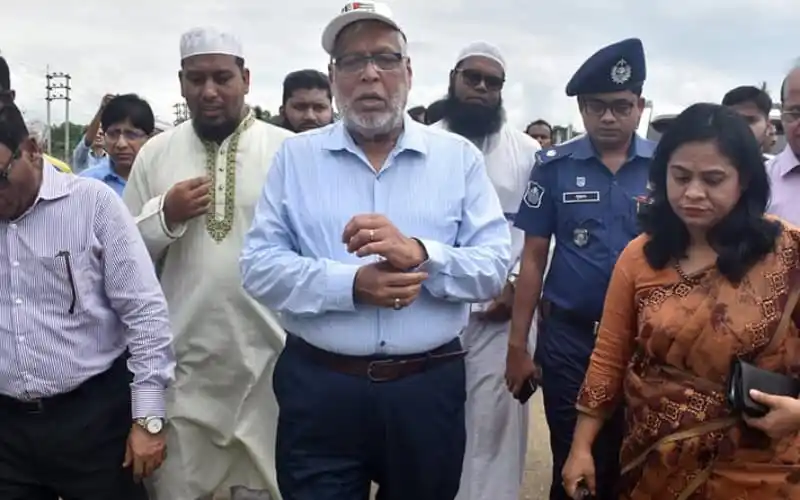 প্রধান অতিথি বন্যাকবলিত এলাকা পরিদর্শন করছেন, বিদ্যুৎ লাইন বন্ধের নির্দেশনা দিচ্ছেন।. Channel i News - চ্যানেল আই নিউজ