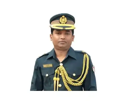 বাংলাদেশের একজন পুলিশ কর্মকর্তা ইউনিফর্মে, ক্যাপ ও স্যুট পরা. Channel i News - চ্যানেল আই নিউজ