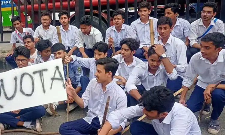 শিক্ষার্থীরা বিক্ষোভ করছে, একটি বোর্ডে লেখা 'কোটার'. Channel i News - চ্যানেল আই নিউজ
