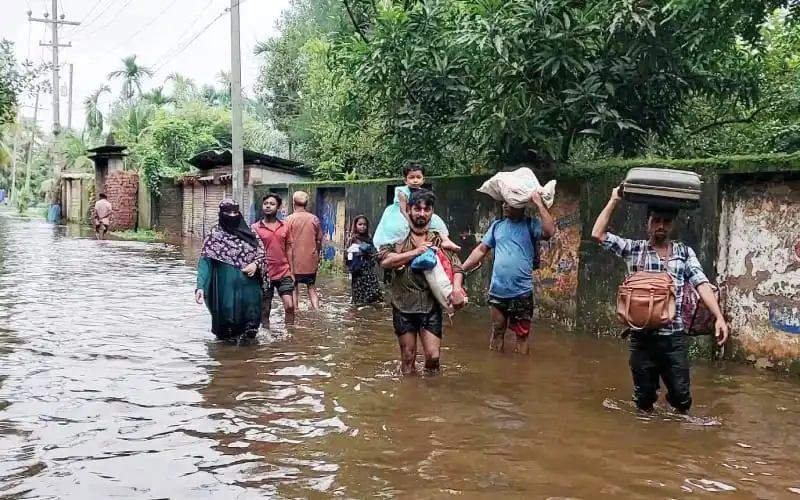 লক্ষ্মীপুরে বন্যার কারণে মানুষজন পানিতে হাঁটছেন, ভোগান্তি বেড়েছে. Channel i News - চ্যানেল আই নিউজ