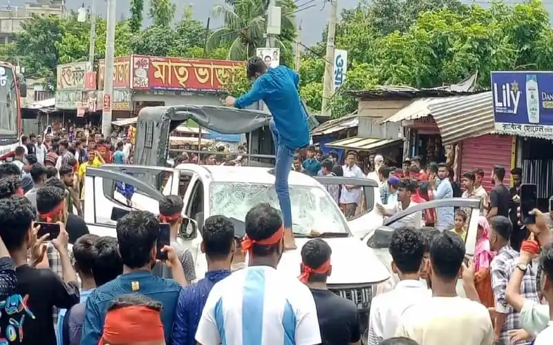 জনতা গাড়ি ভাঙচুর ও আগুন দেয়, কুমিল্লায় সংঘর্ষের সময়. Channel i News - চ্যানেল আই নিউজ