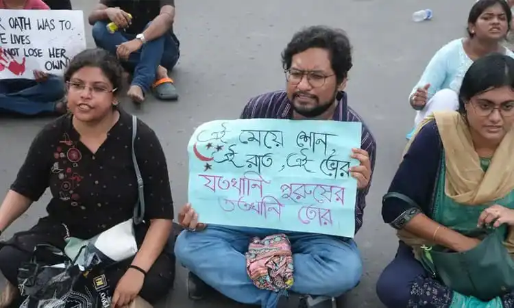 ডাক্তারদের কর্মবিরতি নিয়ে প্রতিবাদরত মানুষজন. Channel i News - চ্যানেল আই নিউজ