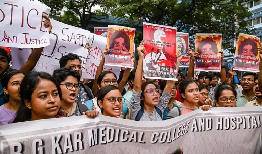 নারীরা মানবাধিকার ও নিরাপত্তার জন্য রাস্তায় প্রতিবাদ করছে. Channel i News - চ্যানেল আই নিউজ