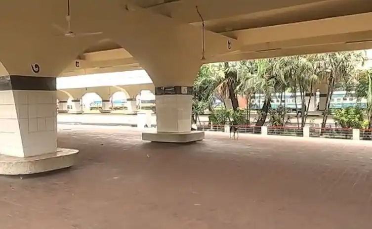 রেলস্টেশনের খালি প্ল্যাটফর্ম ও অন্ধকার পরিবেশ. Channel i News - চ্যানেল আই নিউজ