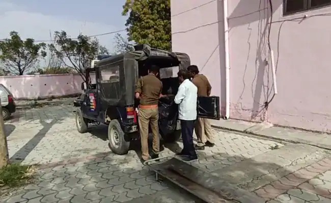 অভিযুক্ত শিক্ষককে গ্রেফতার করে পুলিশ, তদন্তের জন্য জিজ্ঞাসাবাদ. Channel i News - চ্যানেল আই নিউজ