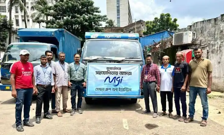 মেঘনা গ্রুপের ত্রাণ বিতরণে অংশগ্রহণকারী ব্যক্তিরা, বন্যার্তদের জন্য সাহায্য প্রদান।. Channel i News - চ্যানেল আই নিউজ