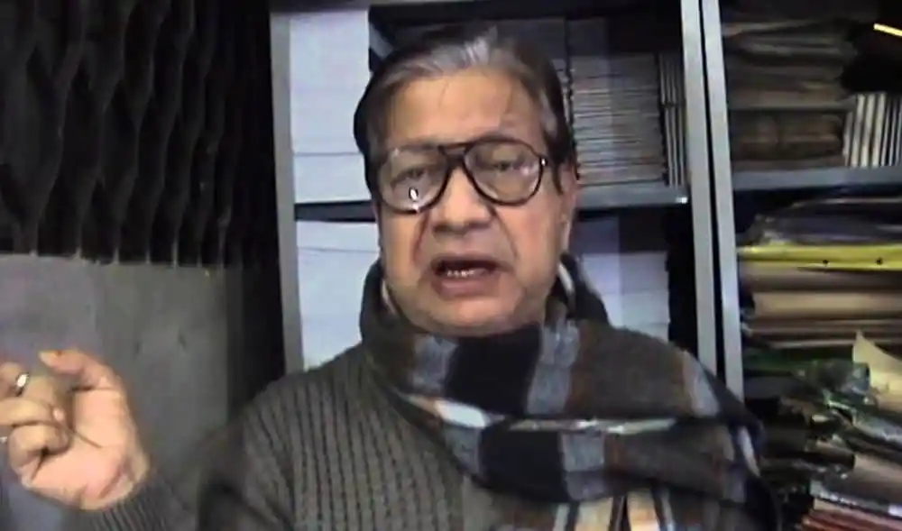 সাইফের সঙ্গে ভক্তের হাতাহাতির দৃশ্য, আবদার না মানায় উত্তেজনা. Channel i News - চ্যানেল আই নিউজ