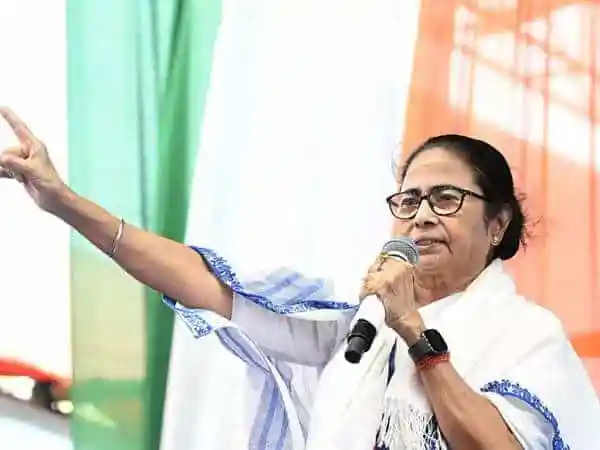 মমতার পদত্যাগের দাবিতে বিরোধীদের প্রতিবাদে নেত্রী বক্তৃতা দিচ্ছেন. Channel i News - চ্যানেল আই নিউজ