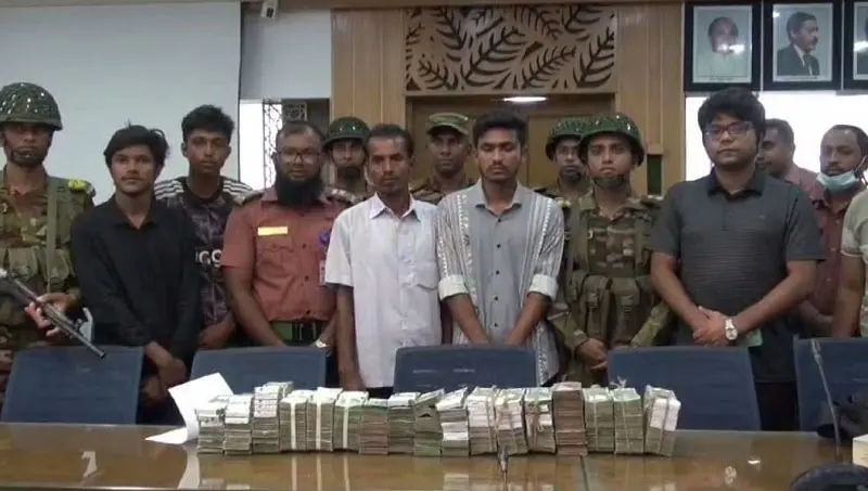 প্রাইভেটকারে ৮৮ লাখ টাকা সহ আটক ৩ ব্যক্তি ও পুলিশ. Channel i News - চ্যানেল আই নিউজ