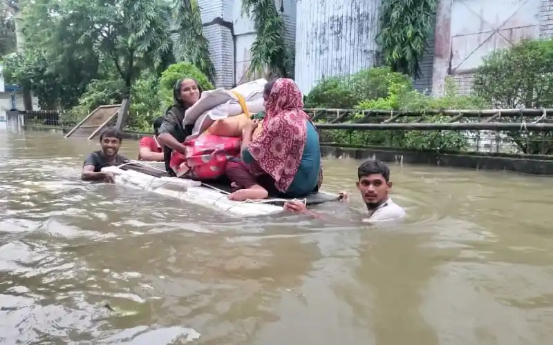 ফেনীতে বন্যার পানিতে ডুবে থাকা মানুষ ও যানবাহন. Channel i News - চ্যানেল আই নিউজ