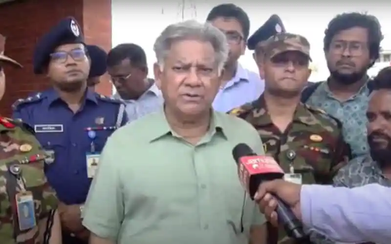 নৌ পরিবহন উপদেষ্টা বন্যা পরিস্থিতি নিয়ে সাংবাদিকদের সঙ্গে কথা বলছেন. Channel i News - চ্যানেল আই নিউজ