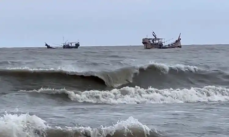 বঙ্গোপসাগরে ঝড়ের মধ্যে ডুবে যাওয়া ট্রলার, শিশুসহ ৪ রোহিঙ্গার মৃত্যু. Channel i News - চ্যানেল আই নিউজ