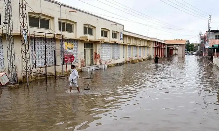পাকিস্তানে ভারী বৃষ্টিপাতের কারণে শহর জলমগ্ন, মানুষ পানি মধ্যে চলাফেরা করছে. Channel i News - চ্যানেল আই নিউজ