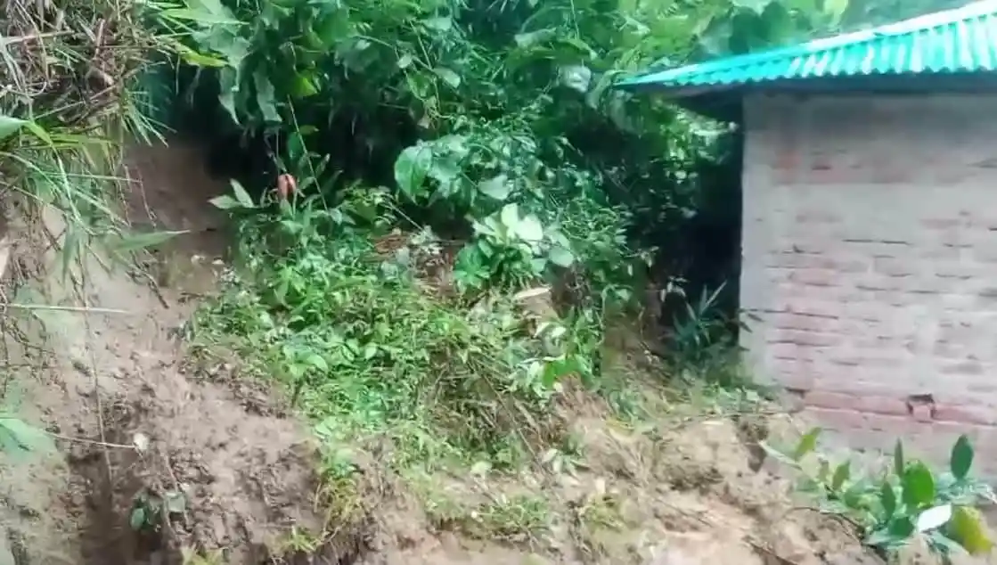 পাহাড় ধসে মা ও দুই কন্যার মৃতদেহ উদ্ধার কাজ চলছে. Channel i News - চ্যানেল আই নিউজ