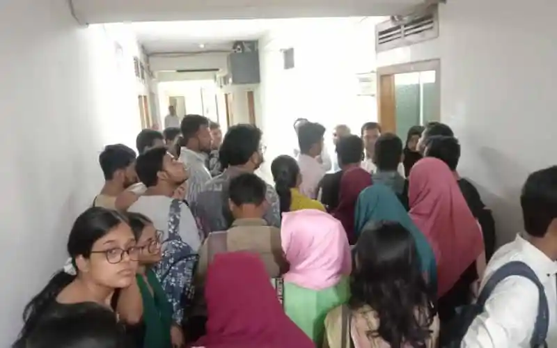 জগন্নাথ বিশ্ববিদ্যালয়ে ছাত্রলীগ কর্মীর বহিষ্কার প্রতিবাদে ছাত্ররা জড়ো. Channel i News - চ্যানেল আই নিউজ