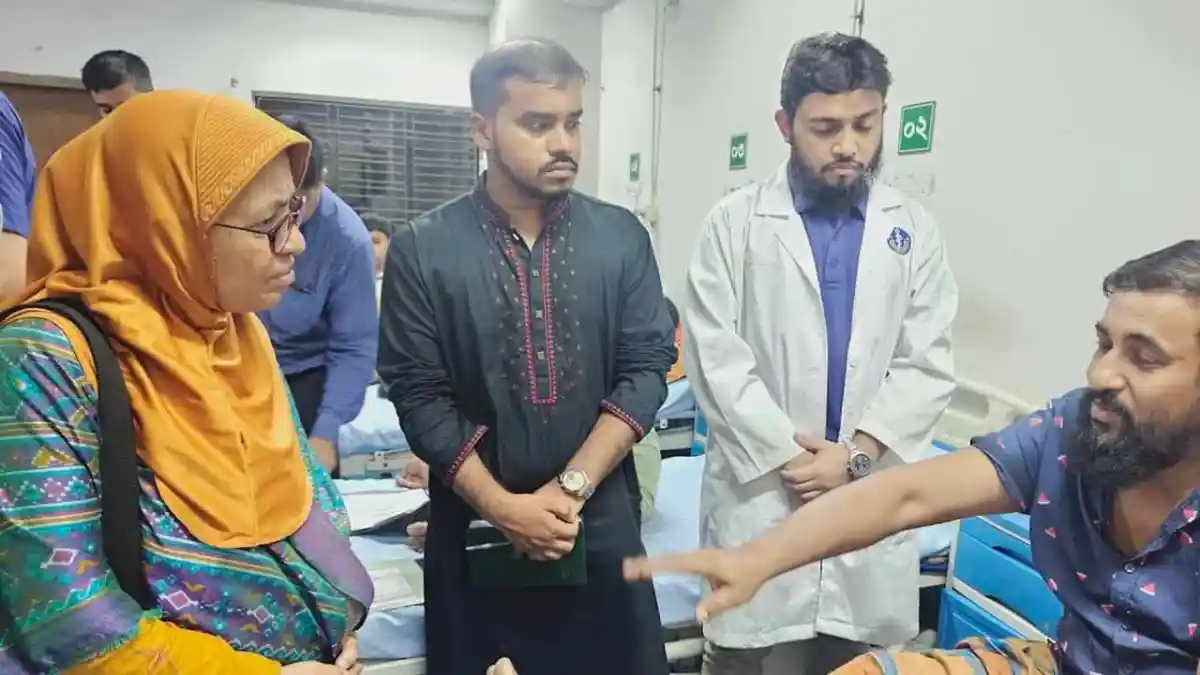 চিকিৎসকদের সাথে আলোচনা করছে একজন ব্যক্তি. Channel i News - চ্যানেল আই নিউজ