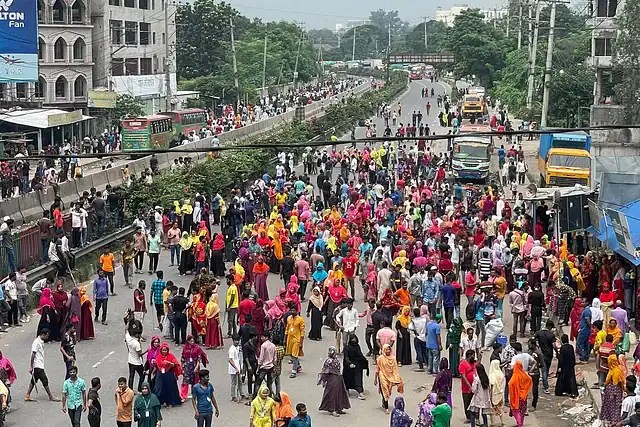 রাজধানীর সড়কে ব্যাপক জনসমাগম ও যানজট, অবরোধের কারণে যোগাযোগ বিচ্ছিন্ন. Channel i News - চ্যানেল আই নিউজ