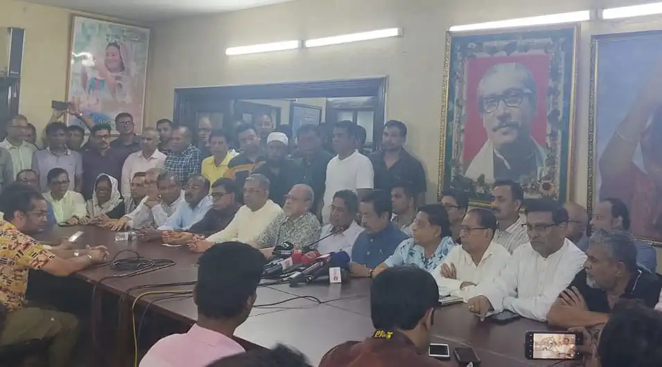 বৈঠকে অংশগ্রহণকারী নেতারা আলোচনা করছেন. Channel i News - চ্যানেল আই নিউজ