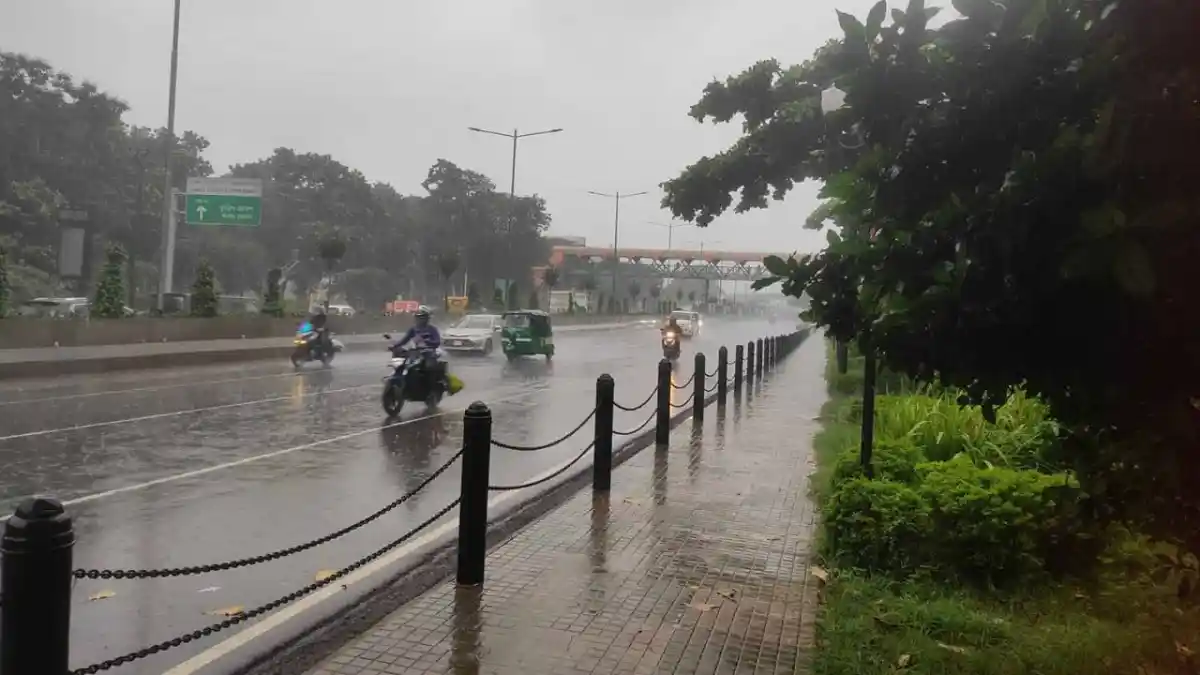 মুষলধারে বৃষ্টিতে রাজধানীর রাস্তাঘাট পানিতে ভরে গেছে. Channel i News - চ্যানেল আই নিউজ