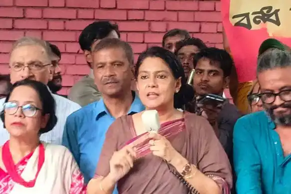 রিজওয়ানা বক্তৃতা দিচ্ছেন, বেশ কিছু মানুষ পাশে আছেন. Channel i News - চ্যানেল আই নিউজ