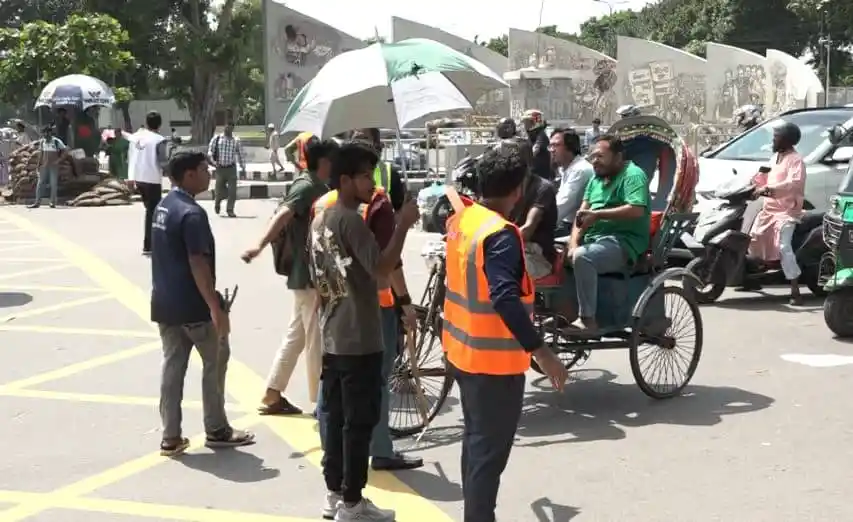 শিক্ষার্থীরা যানবাহনের শৃঙ্খলা ফেরাতে স্বেচ্ছাশ্রম করছে. Channel i News - চ্যানেল আই নিউজ