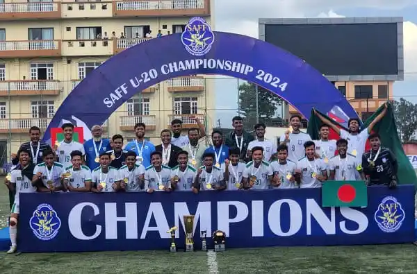 বাংলাদেশ ফুটবল দল চ্যাম্পিয়ন, ট্রফি ও মেডেল নিয়ে উদযাপন করছে. Channel i News - চ্যানেল আই নিউজ
