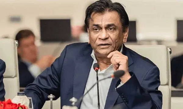 বাংলাদেশের একজন নেতা বৈঠকে বক্তৃতা দিচ্ছেন, পেছনে অন্যান্য সদস্যরা উপস্থিত. Channel i News - চ্যানেল আই নিউজ