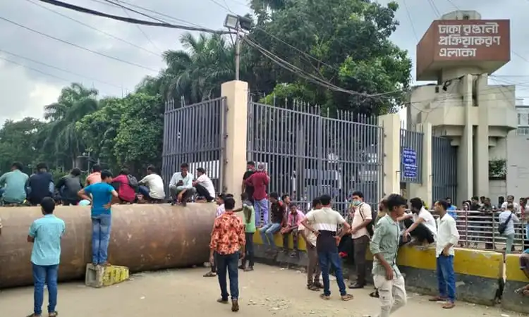 আশুলিয়ায় বিক্ষোভে অংশগ্রহণকারী ও গেটের সামনে জনতা. Channel i News - চ্যানেল আই নিউজ