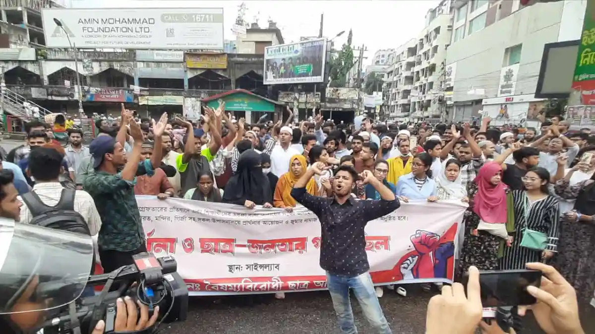 সায়েন্সল্যাব মোড়ে শিক্ষার্থীদের অবরোধের দৃশ্য. Channel i News - চ্যানেল আই নিউজ