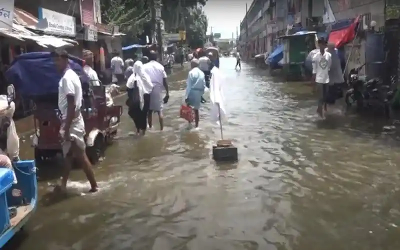 নোয়াখালীতে বন্যার পানিতে ডুবে গেছে রাস্তাঘাট, মানুষ চলাচল করছে. Channel i News - চ্যানেল আই নিউজ