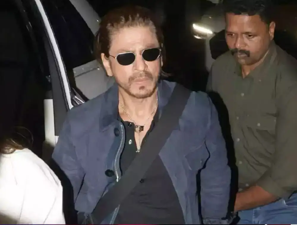 শাহরুখ খান জন্মদিনের পার্টিতে ঢুকছেন, sunglasses পরা, গম্ভীর মুখে. Channel i News - চ্যানেল আই নিউজ