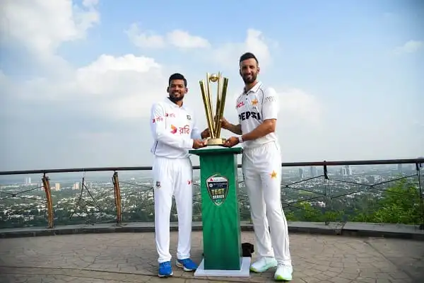 বিশ্বকাপ ট্রফি হাতে ক্রিকেটাররা, উঁচু স্থানে, আকাশের নিচে. Channel i News - চ্যানেল আই নিউজ