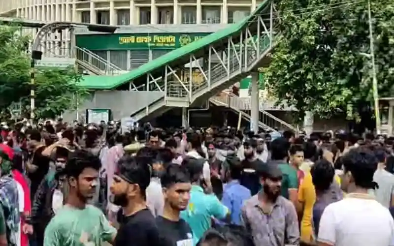 রাজধানীর রাস্তায় শিক্ষার্থীদের অবস্থান ও প্রতিবাদ. Channel i News - চ্যানেল আই নিউজ