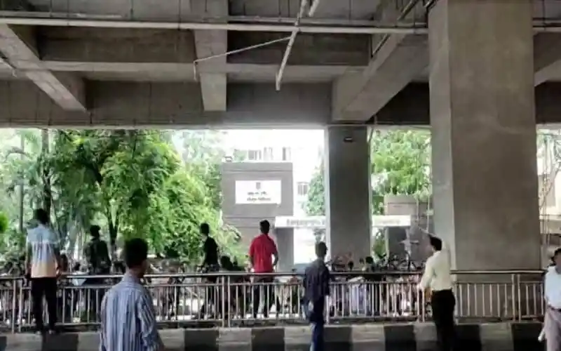 রাজধানীতে শিক্ষার্থীদের অবস্থান under একটি ব্রিজের নিচে. Channel i News - চ্যানেল আই নিউজ