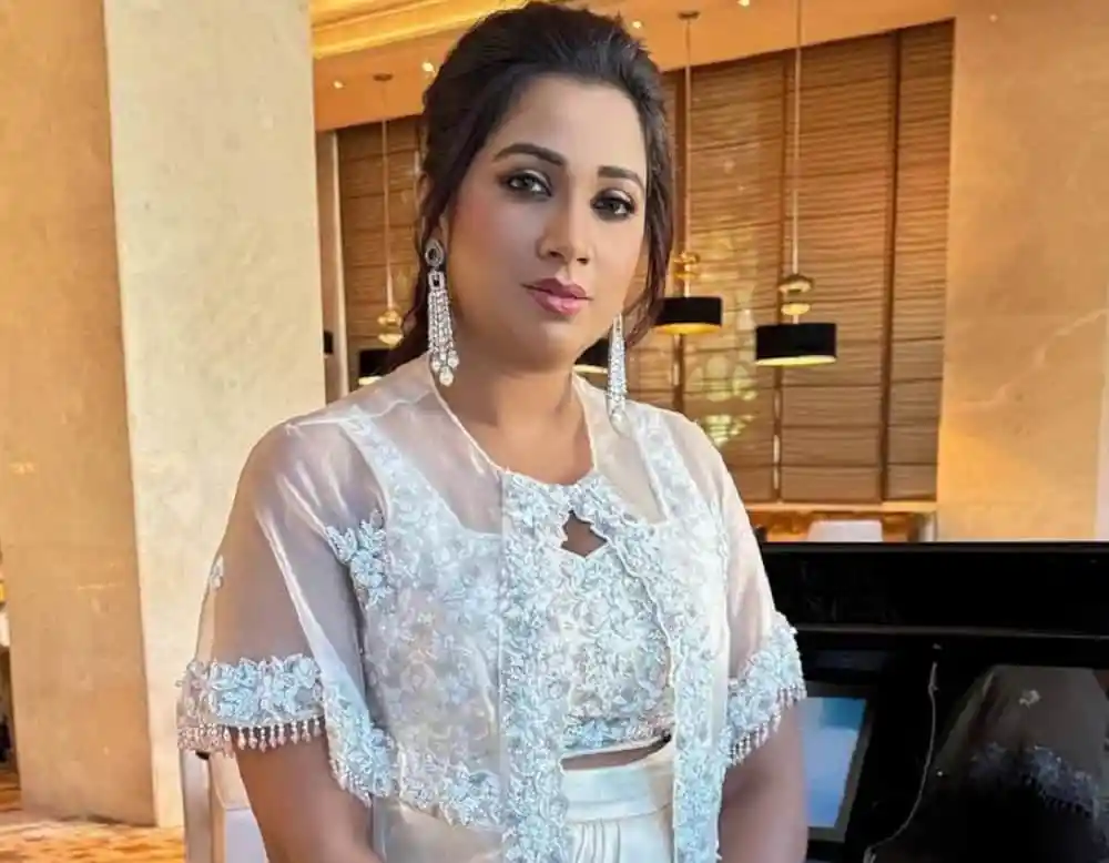 শ্রেয়া সুন্দর পোশাক ও গহনা পরিহিত, ক্যামেরার দিকে তাকিয়ে. Channel i News - চ্যানেল আই নিউজ