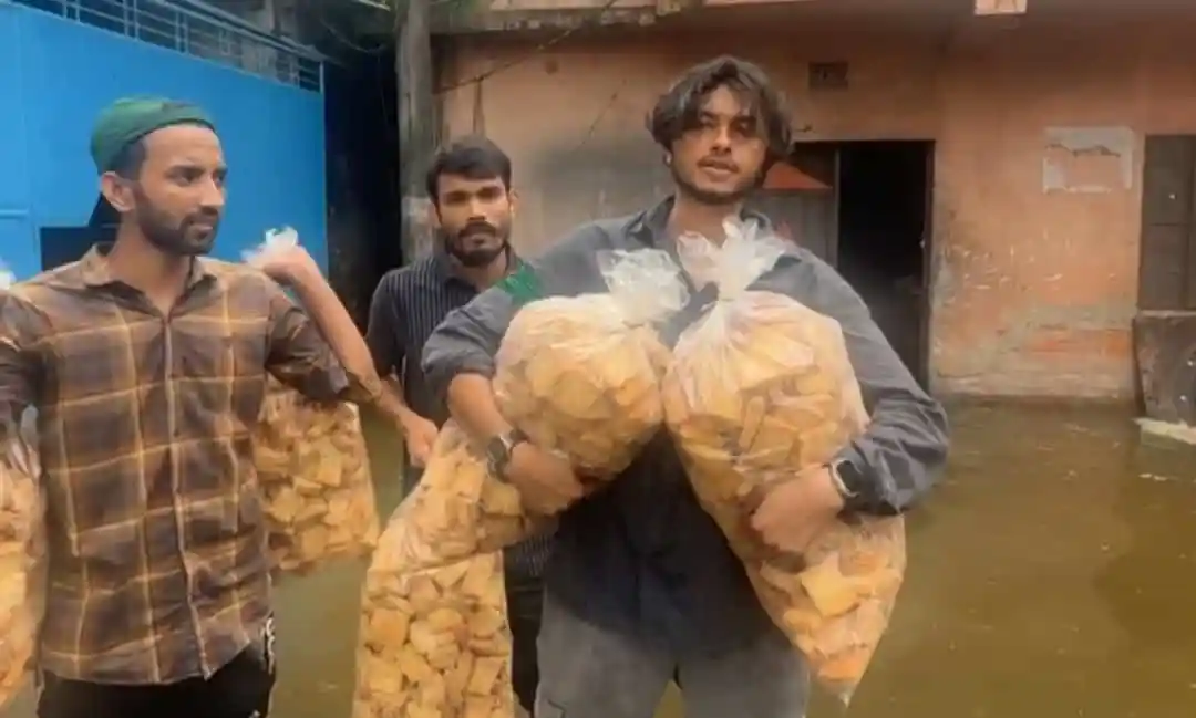 বন্যার্তদের জন্য শুকনো খাবার বিতরণে অংশগ্রহণকারী যুবকরা. Channel i News - চ্যানেল আই নিউজ