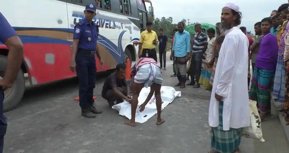 মোটরসাইকেল চালকের মৃতদেহ উদ্ধার, প্রত্যক্ষদর্শীরা উপস্থিত. Channel i News - চ্যানেল আই নিউজ