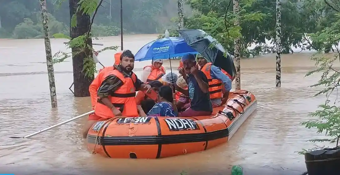 বন্যার পানিতে ডুবে থাকা মানুষদের উদ্ধার করছে উদ্ধারকর্মীরা. Channel i News - চ্যানেল আই নিউজ