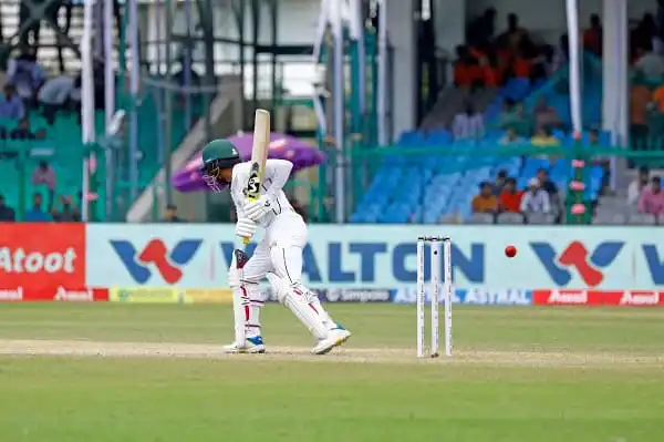 বাংলাদেশের ক্রিকেটার ব্যাটিং করছেন, মাঠে দর্শকরা দেখছেন. Channel i News - চ্যানেল আই নিউজ
