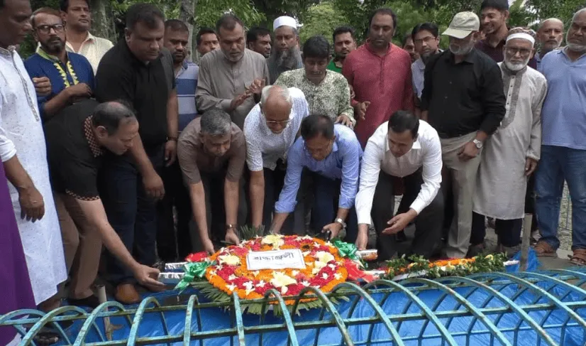 শহীদদের স্মরণে শ্রদ্ধাঞ্জলি অর্পণ করছে মানুষজন. Channel i News - চ্যানেল আই নিউজ
