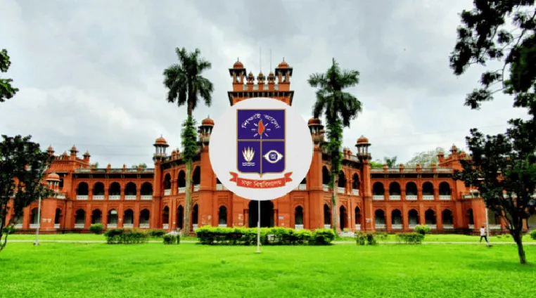 ঢাকা বিশ্ববিদ্যালয়ের প্রধান ভবনের দৃশ্য, সবুজ মাঠ ও বৃক্ষের মাঝে. Channel i News - চ্যানেল আই নিউজ