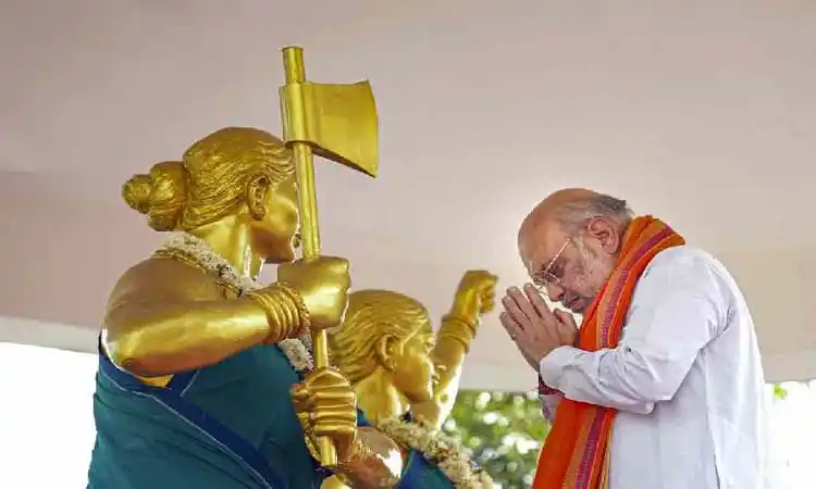 ভারতীয় স্বরাষ্ট্রমন্ত্রীর পুজোতে প্রণামরত ছবি. Channel i News - চ্যানেল আই নিউজ