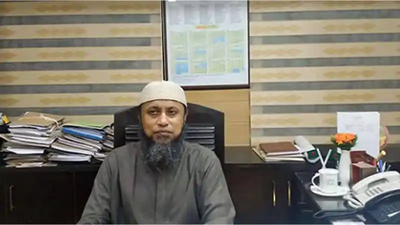 আইন সচিব গোলাম রব্বানী অফিসে বসে আছেন. Channel i News - চ্যানেল আই নিউজ