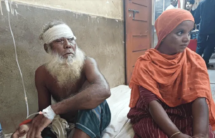 চিকিৎসা না পেয়ে অসুস্থ ব্যক্তি ও শিশু বসে আছে. Channel i News - চ্যানেল আই নিউজ