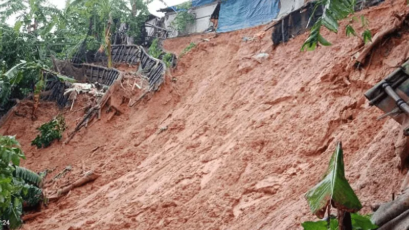 কক্সবাজারে পাহাড় ধসের কারণে ক্ষতিগ্রস্ত এলাকা. Channel i News - চ্যানেল আই নিউজ