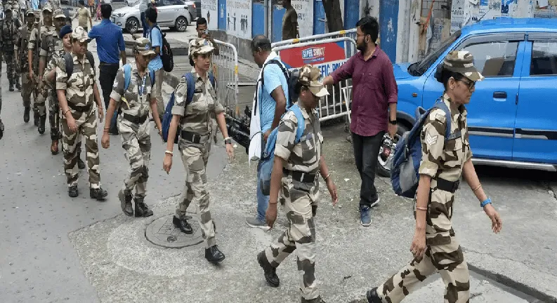 নিরাপত্তা বাহিনী ও সাধারণ মানুষ রাস্তায় চলাচল করছে. Channel i News - চ্যানেল আই নিউজ