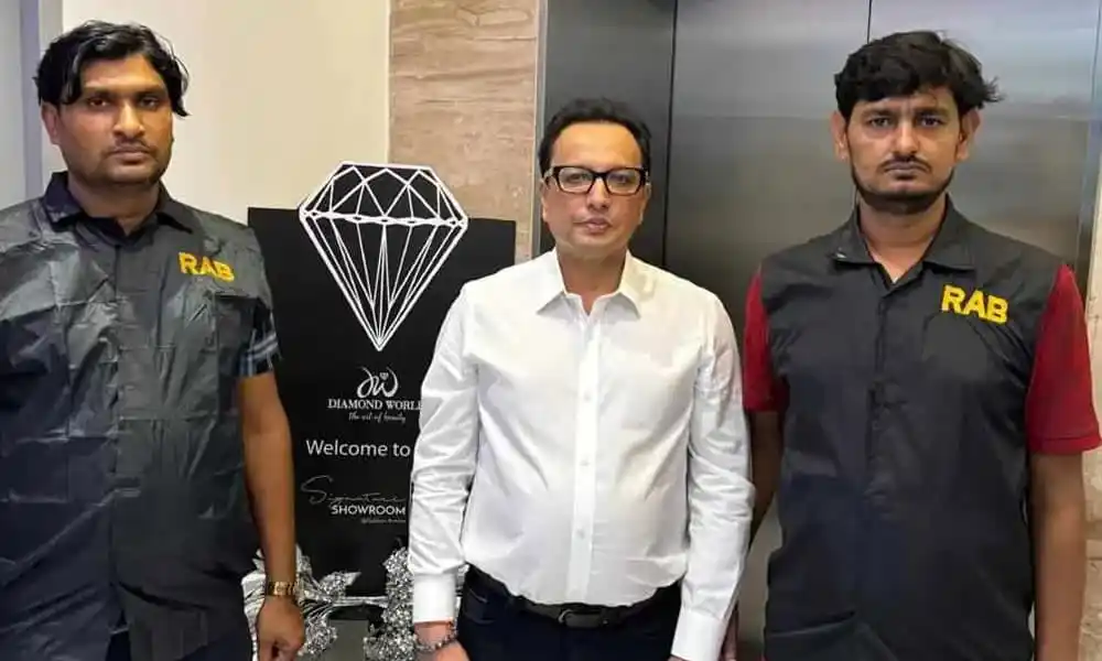 ডায়মন্ড ওয়ার্ল্ডের দিলীপসহ তিনজন ব্যক্তি ছবি. Channel i News - চ্যানেল আই নিউজ