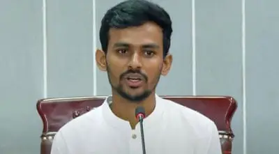 উপদেষ্টা আসিফ শ্রমিকদের ন্যায্য দাবি নিয়ে বক্তব্য দিচ্ছেন. Channel i News - চ্যানেল আই নিউজ